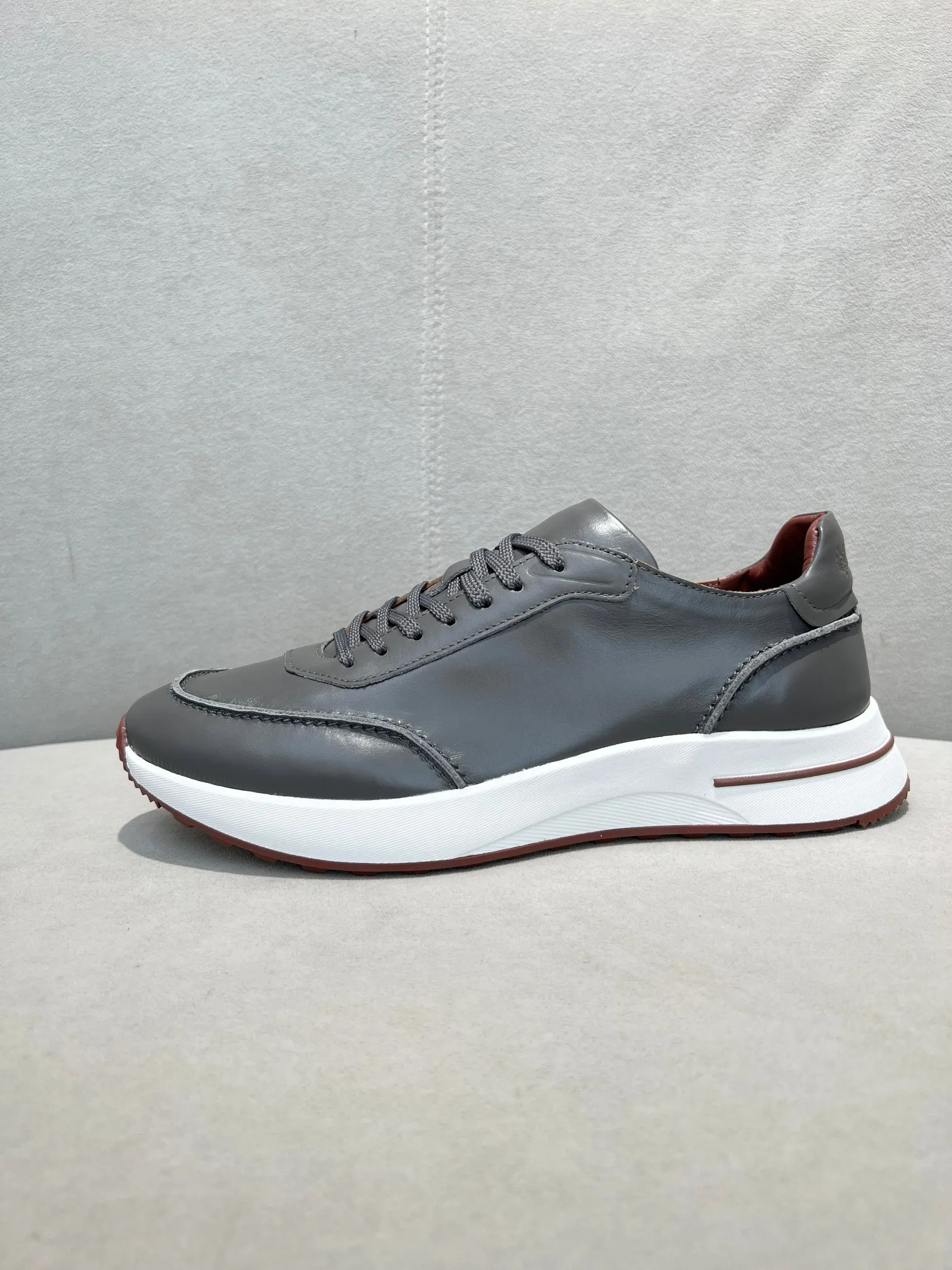 Men's Men's Shoes 💰620 👑Loro Piana* Purchase the original 1:1 copy. Founded the existing Loro Piana company on April 24, 1924. It is now the sixth generation of family business, providing high-quality products to customers who are discerning about taste and quality. Imported calfskin fabrics. The interior is made of imported A-grade water-dyed cow lining. 💝 Focus on top quality, pay for what you pay, and compare the inner details. Original authentic packaging. Code number: 39-45